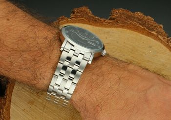 Elegancki męski zegarek Bruno Calvani BC90326 SILVER z mechanizmem kwarcowym, srebrną metalową bransoletą, mineralnym szkłem i datownikiem. Wodoszczelność 30 m4.jpg